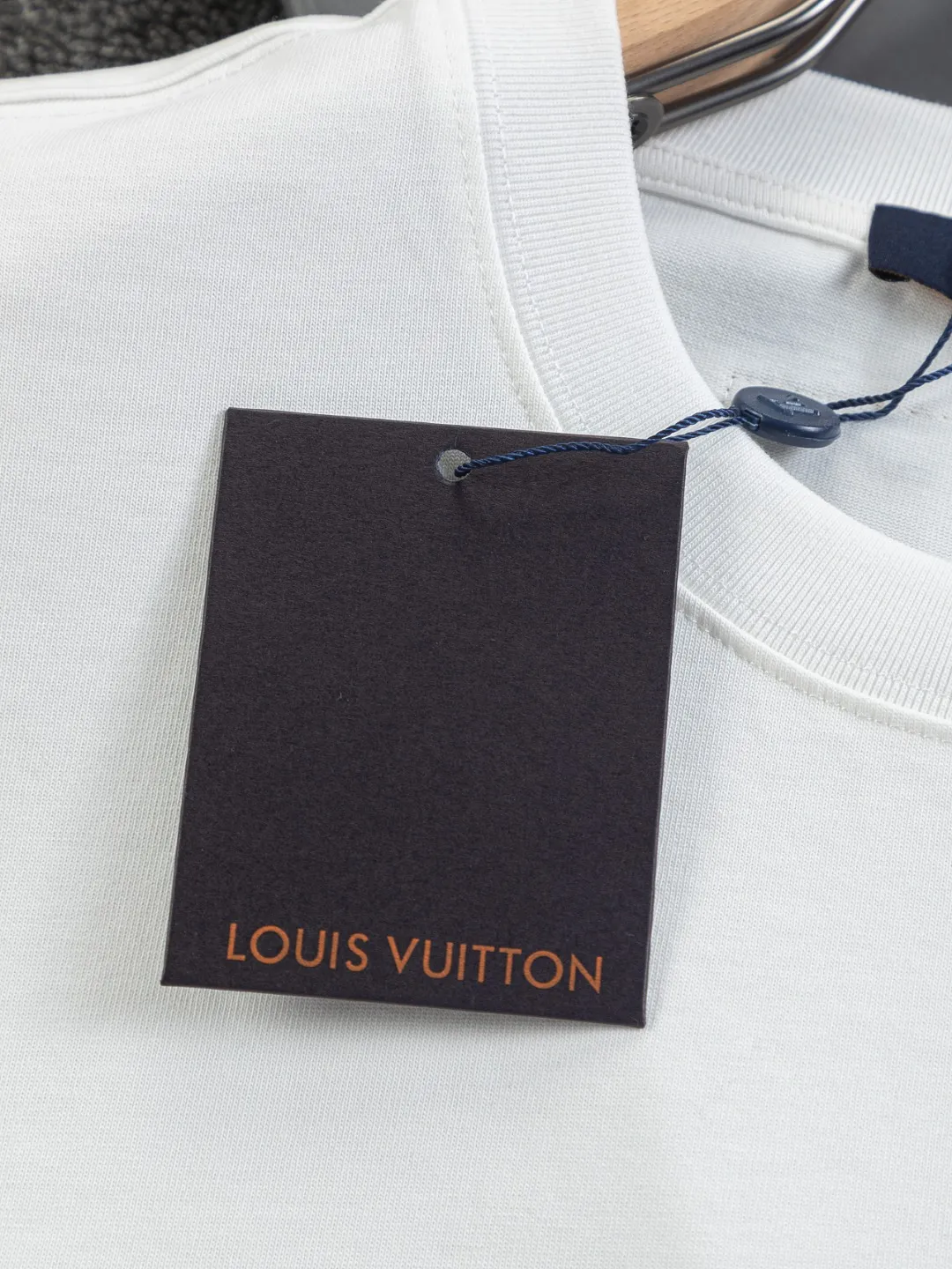 🅿️190 Louis Vuitton 1V LV lv slightly wide version S-XL LV 26ss new products are available at counters at the same time. Multiple craftsmanship Snow Mountain🏔️Ski⛷️Flocked Foam Print Ski⛷️ series T-shirts, the front foam print combines snow mountains, forests and abstract cracks, with the LV logo hidden, full of artistic sense. Round neck short-sleeved T-shirt, same style for men and women! Consigned to one-to-one creation. Synchronized with the official website, pure cotton fabrics at the counter! It is close to the skin and comfortable, durable and easy to wear. It has a classic and simple logo design and meticulous original craftsmanship. Short-sleeves, a must-have item for men, do not appear to be the same for the general public, but must be unique and eye-catching. This LV short-sleeve is all about quality, comfort, the same shape and fashion as always, including fabrics and cutting techniques. All of them have been made with great effort! 320 grams of washed pure cotton fabric, pure cotton is breathable, very refreshing and comfortable for daily wear. The rib knitting on the neckline is smooth and tight, and the neckline will not be skewed if you toss it at will. The loose version, you will find that it looks really good on the upper body. The overall is minimalist and neat, super versatile for daily use! Pair it casually with a pair of pants for a youthful look. A T-shirt will make your outfit crazy. It is a fashionable item that can never go wrong! Color: Black White Size: S-XL Size chart: S: Shoulder width 50-Bust 56-Length 70 M: Shoulder width 52-Bust 57-Length 72 L: Shoulder width 54-Bust 59-Length 74 XL: Shoulder width 56-Bust 62-Length 76